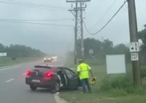 carro derruba poste em BH