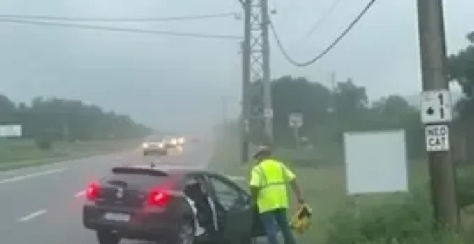 carro derruba poste em BH