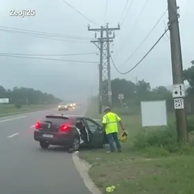carro derruba poste em BH
