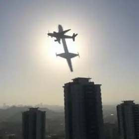 avião cai em prédio em BH